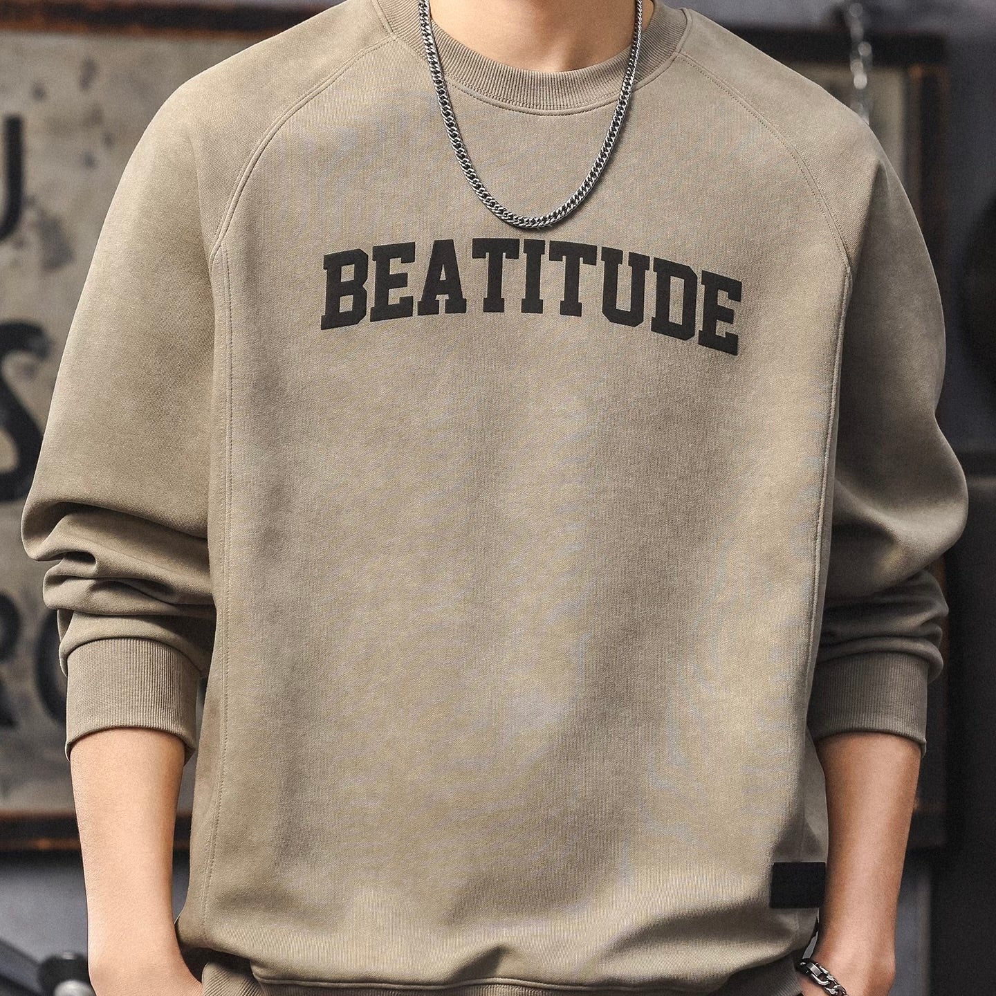 ラグランスリーブ ロゴスウェットプルオーバー(4Colors)251017