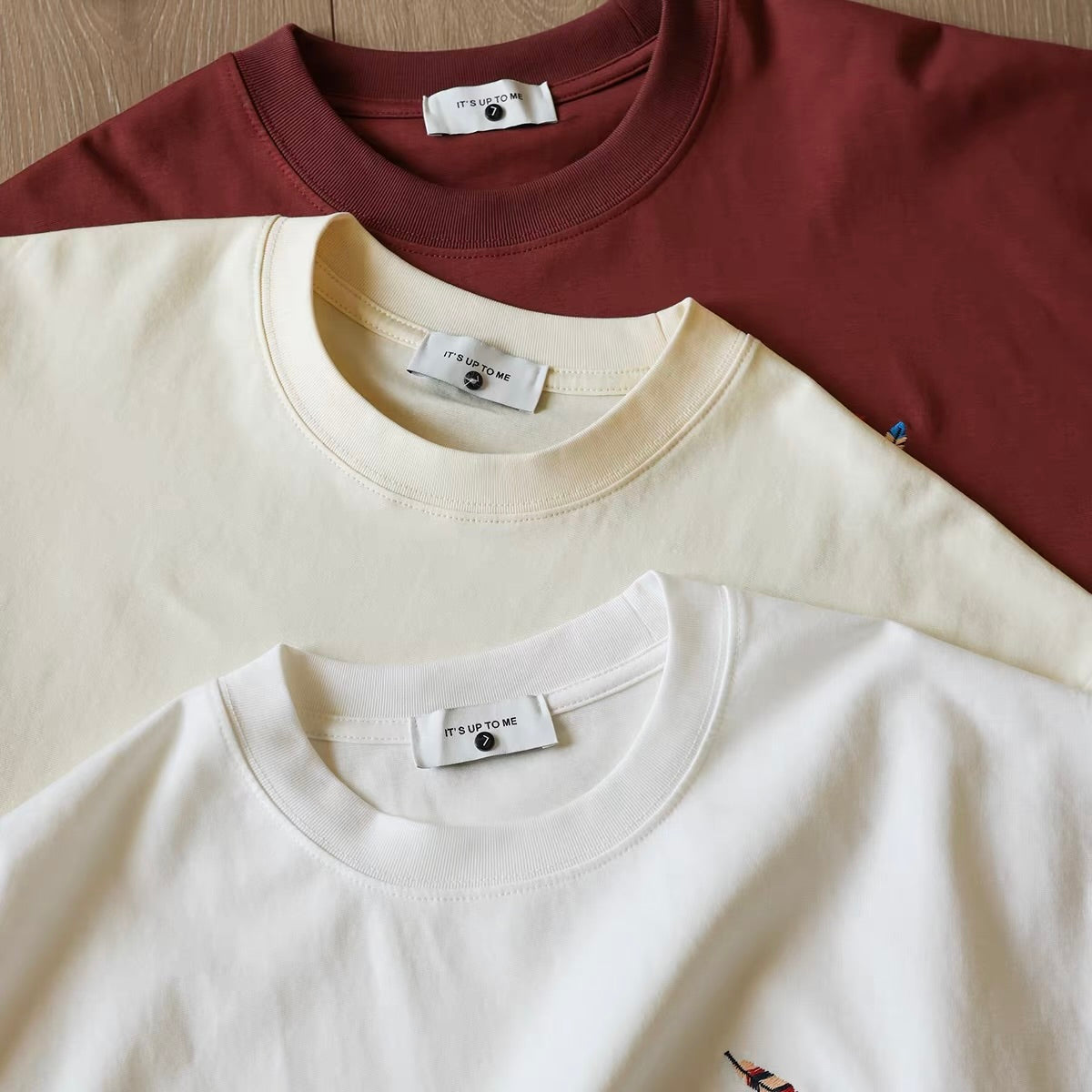 羽モチーフ 刺繍入りTシャツ（3Colors）260630