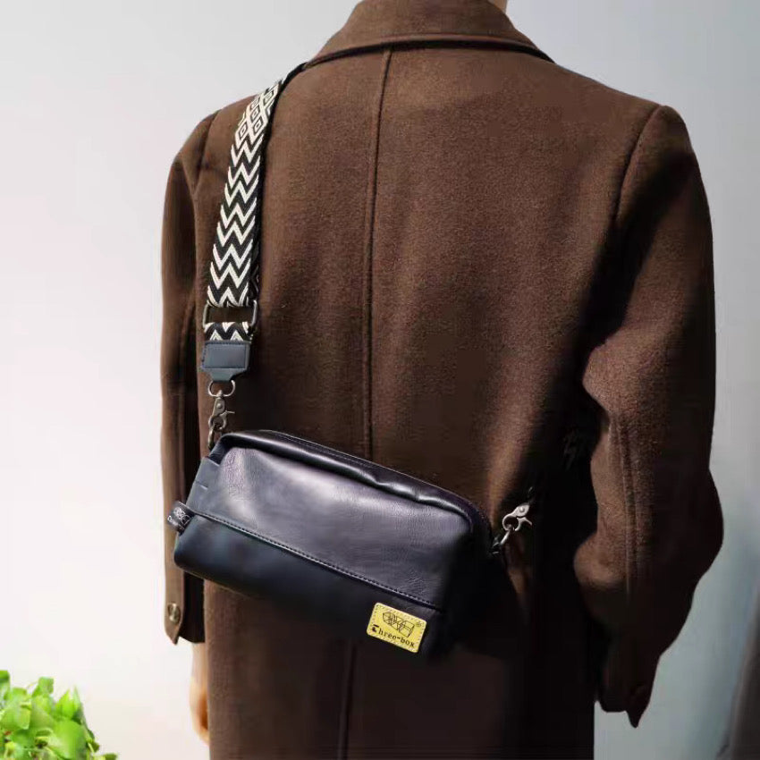 幾何学模様ストラップ ワンポイントロゴ ショルダーバッグ（3Colors