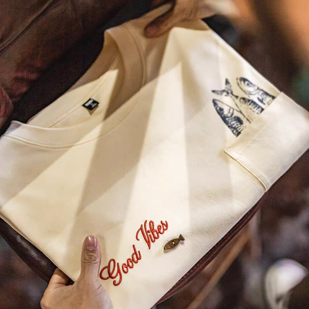 刺繍 胸ポケット付 プリントTシャツ（1Color）260181