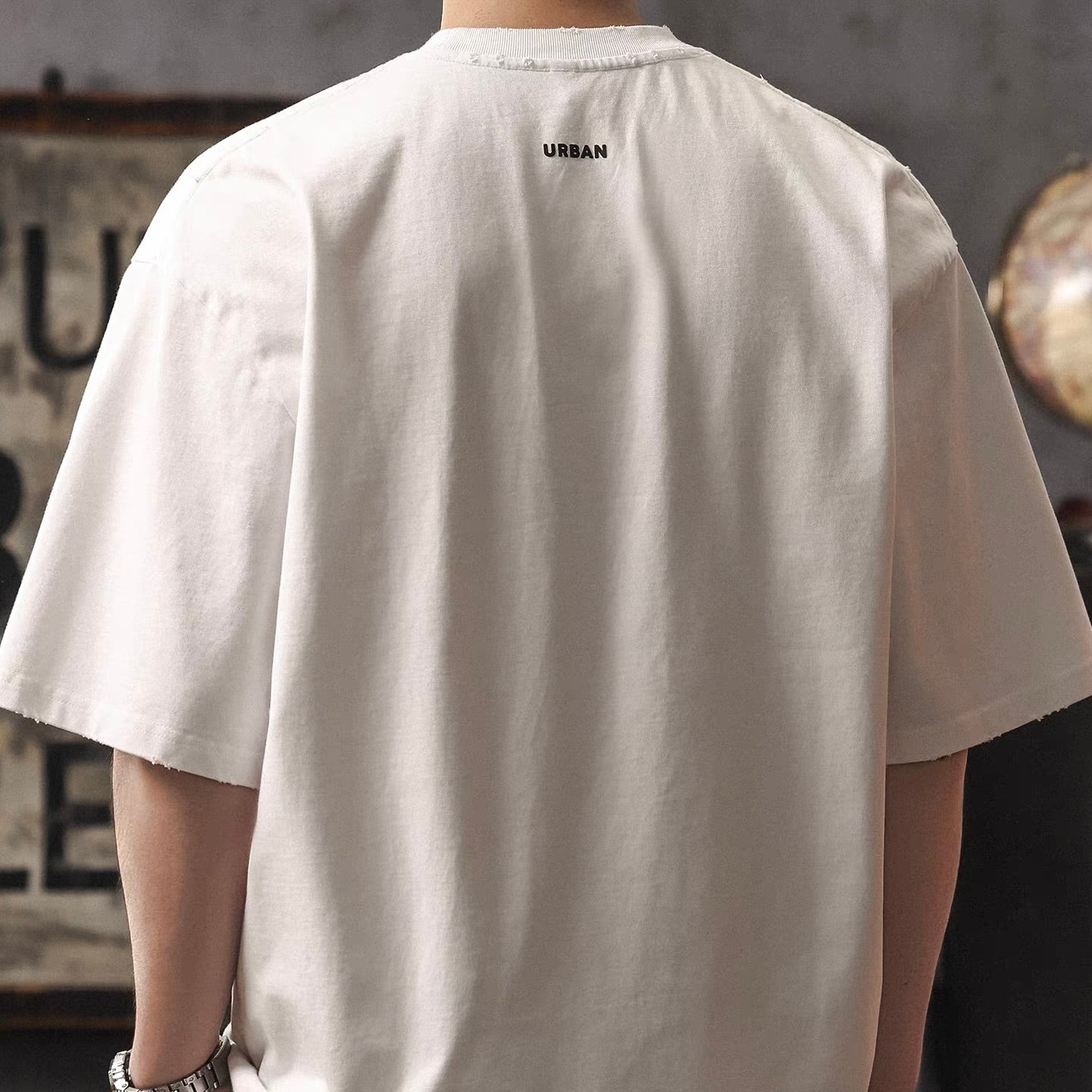 ダメージ ネックロゴ Tシャツ（2Colors）260254