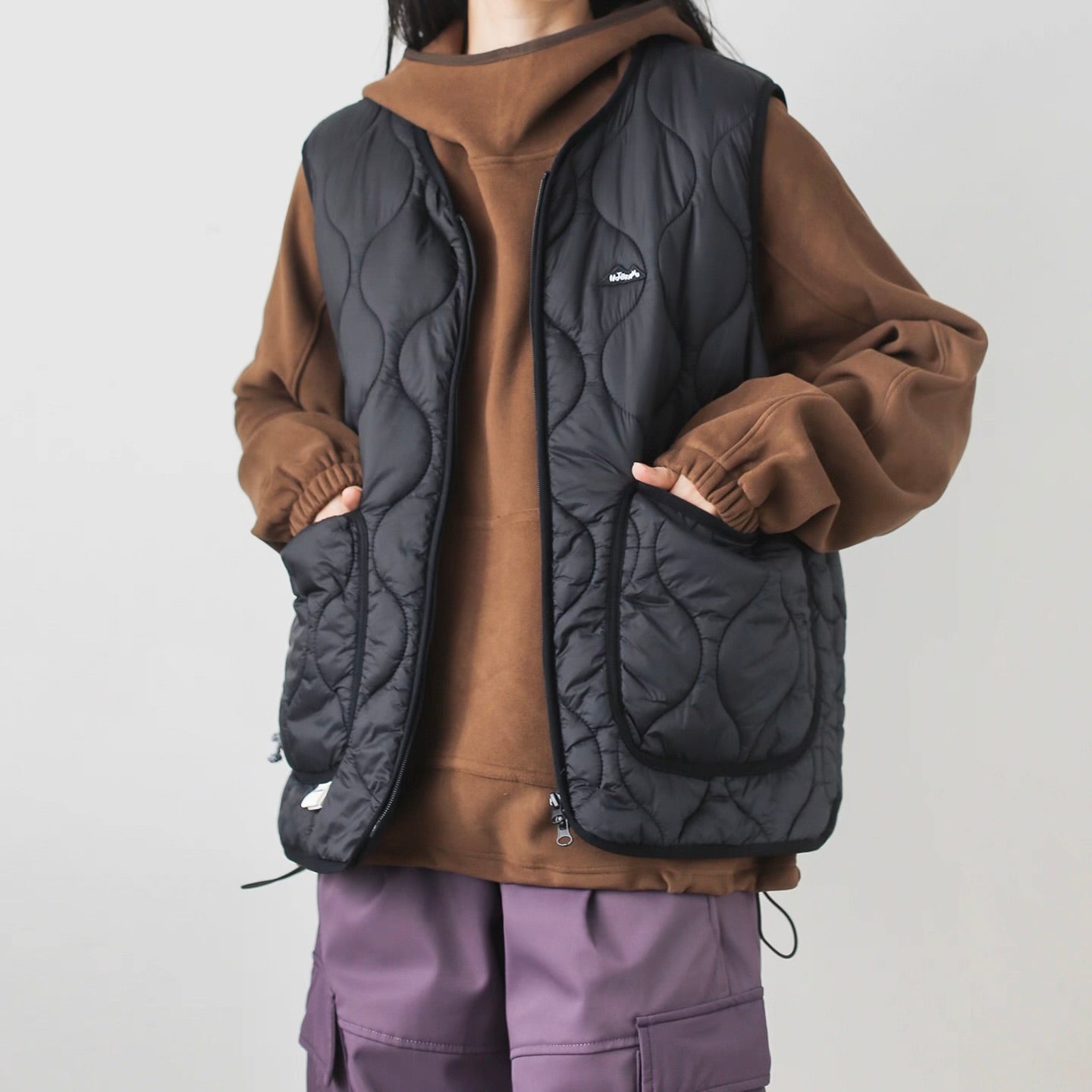 Vネック ビッグポケット付 ダウンベスト（2Colors）250985