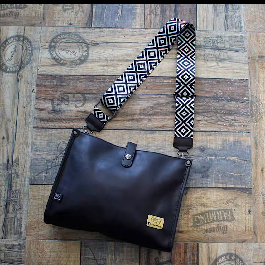 幾何学模様ストラップ ソフトレザー調 スクエア ショルダーバッグ