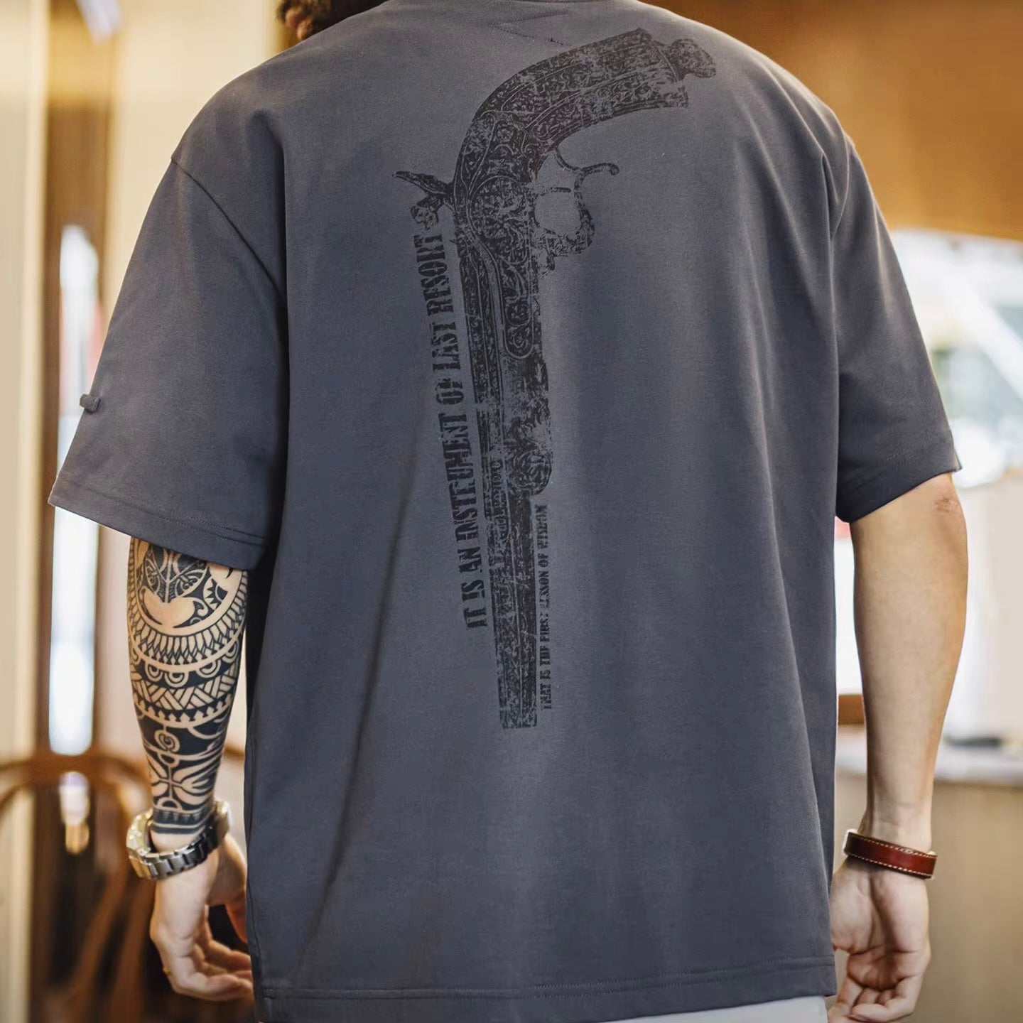 ピストル バックプリントTシャツ（1Color）260462