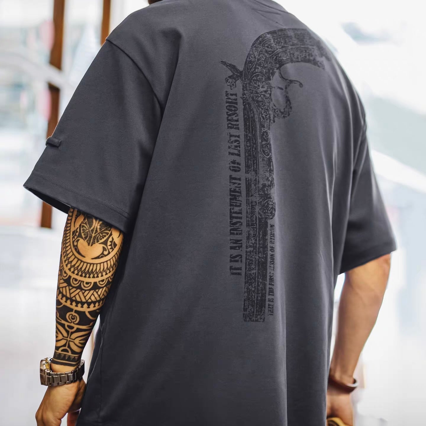 ピストル バックプリントTシャツ（1Color）260462