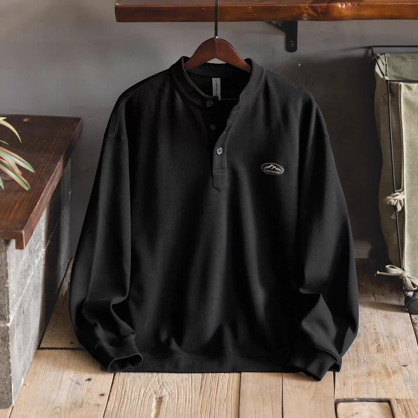 マウンテンロゴ ヘンリーネック スウェットプルオーバー（3Colors）260121