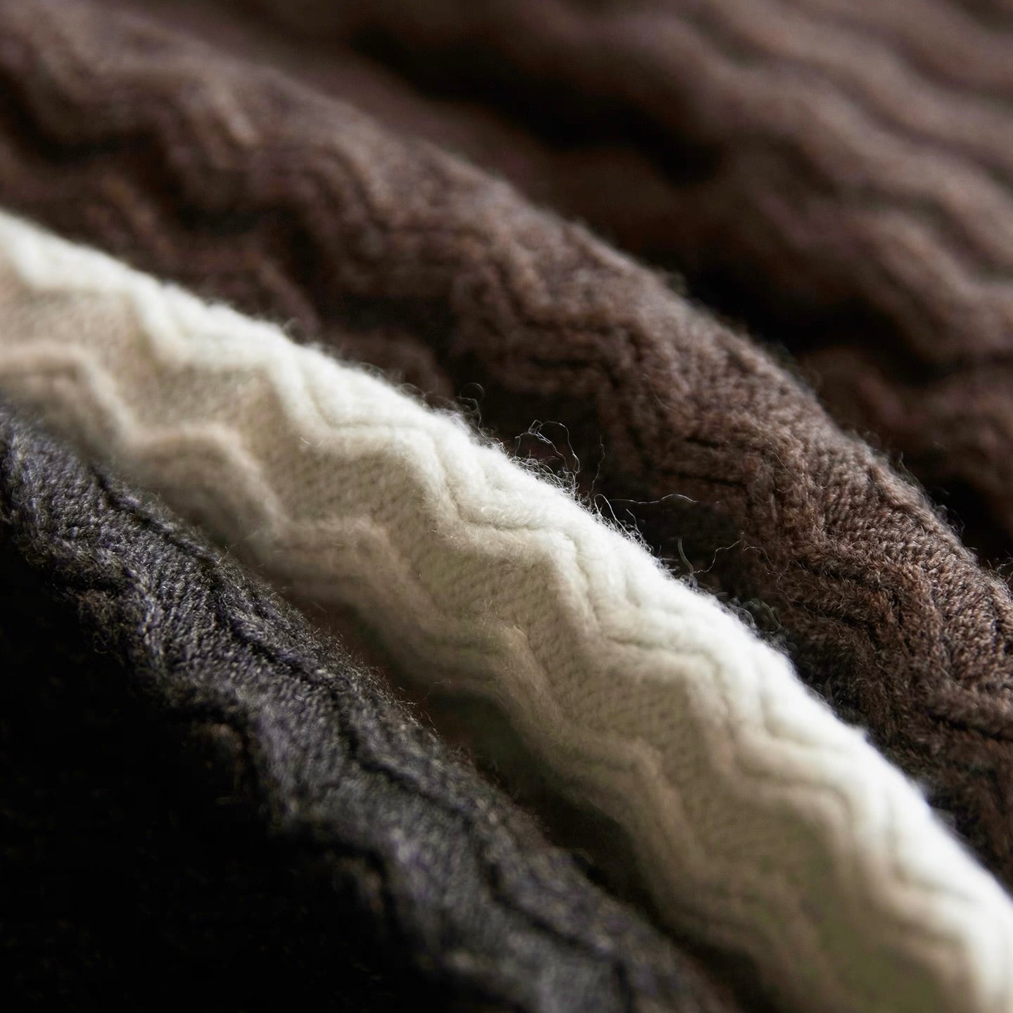 ウェーブデザイン ラウンドネック カーディガン（3Colors）250977