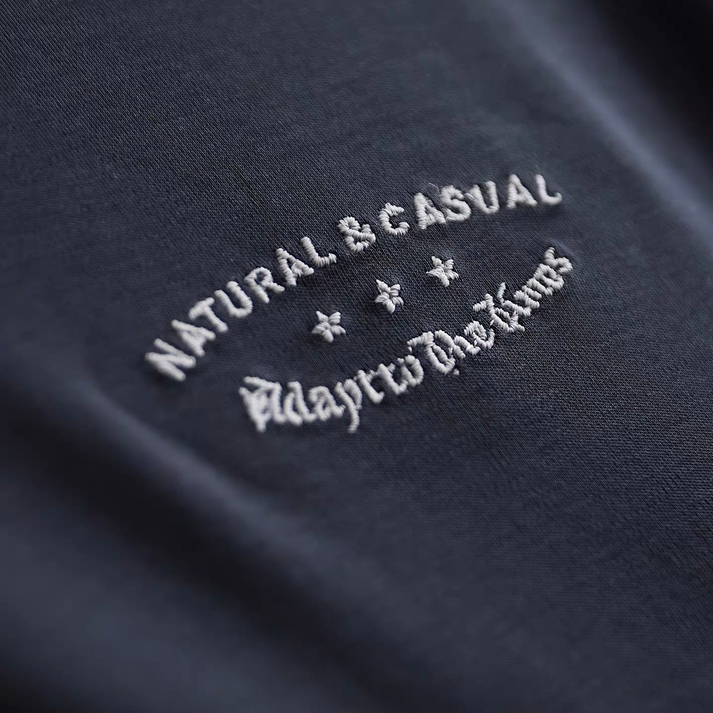 刺繍 シンプルロゴ Tシャツ（1Color）260326