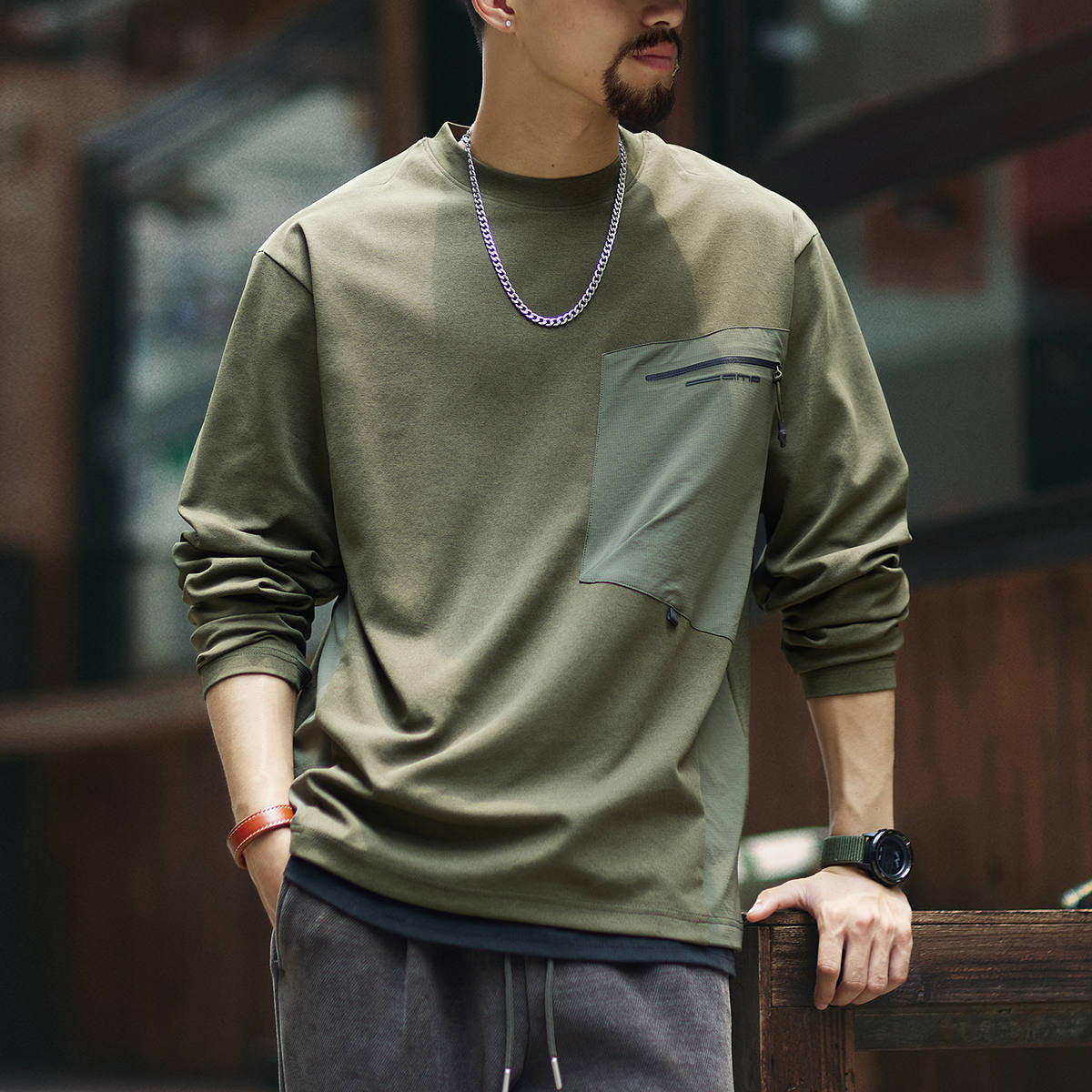 アシンメトリーパッチポケット付 長袖Tシャツ（1Color）250638