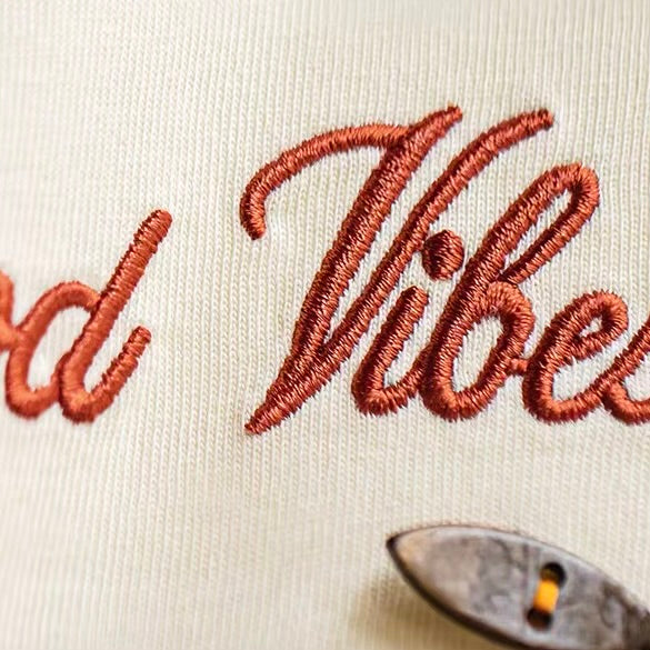 刺繍 胸ポケット付 プリントTシャツ（1Color）260181