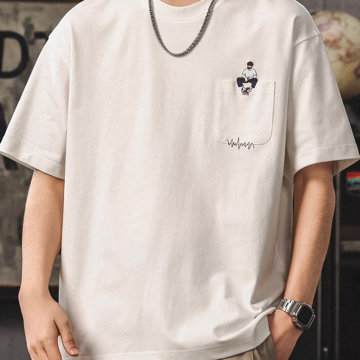 刺繍 デザインポケット付 Tシャツ（1Color）260235