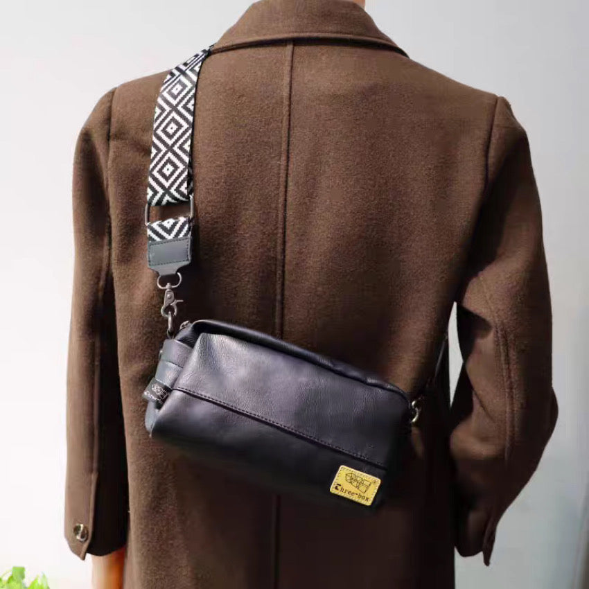 幾何学模様ストラップ ワンポイントロゴ ショルダーバッグ（3Colors 